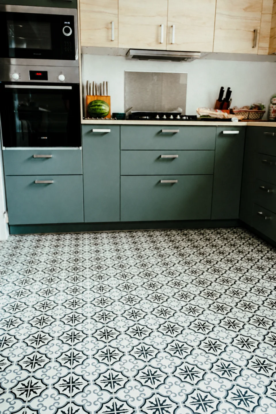 Patterned hard floor in a kitchen